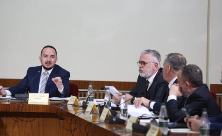 “Kërkuan 5 minuta pushim dhe ikën si keqbërës”, Salianji reagon pas braktisjes së komisionit të TIMS nga PS: E pangjarë që një shumicë parlamentare të bojkotojë parlamentin