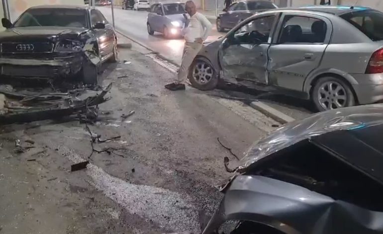 Aksident në Vlorë, dy makina përplasen “kokë më kokë” dhe dëmtojnë automjetin e parkuar! Plagoset shoferja