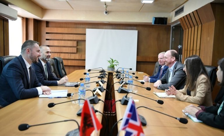 Transferimi i të burgosurve shqiptarë, ambasadori anglez takon ministrin Ulsi Manja dhe drejtorin e burgjeve