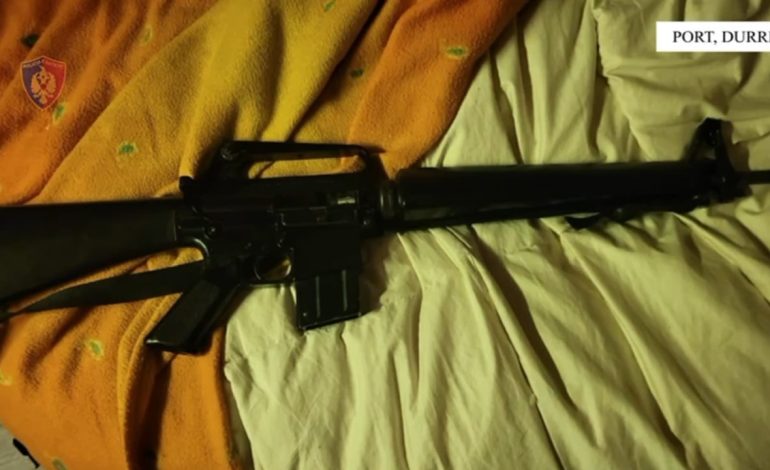 Tentoi të kalonte në Portin e Durrësit me automatik të fshehur nën dyshekun e rulotit, pranga 66 vjeçarit Italian! Nën hetim i riu që u kap me mbi 16 mijë euro të padeklaruara