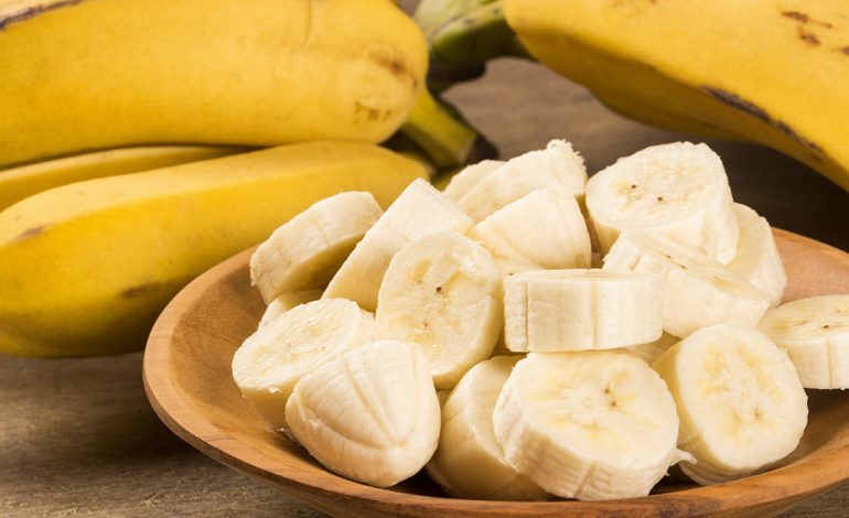 Pse Duhet të Hani një Banane në Ditë – Çfarë i Ndodh Organizmit