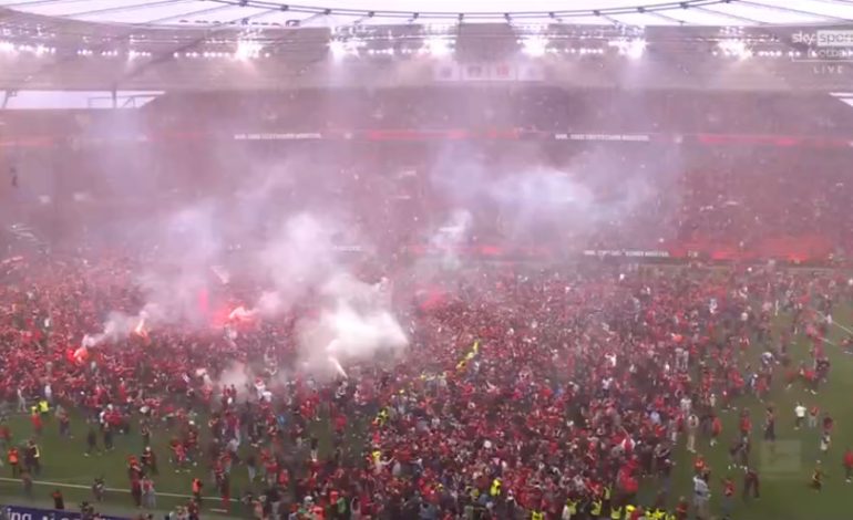 PAMJE TË MAGJISHME/ Tifozët e Leverkusenit nuk presin të mbarojë ndeshja, zbresin në fushë dhe festojnë titullin kampion