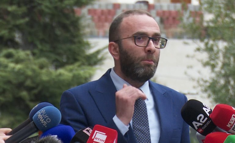 “Ditë e zezë për Shqipërinë dhe parlamentin”, Bardhi pas rrëzimit të kërkesës për Xhaçkën: Mesazhi sot ishte i qartë….