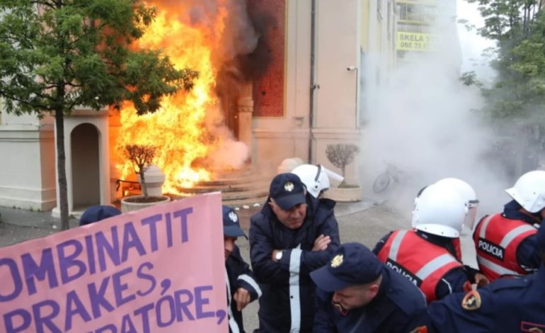 Protesta me molotov dhe përplasja e dhunshme para bashkisë Tiranë, arrestohet 53 vjeçari që goditi efektivët e policisë