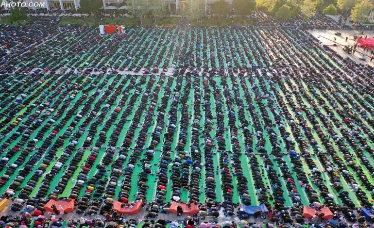 Sot Fitër Bajrami! Mijëra besimtarë myslimanë në të gjithë Shqipërinë festojnë pas një muaji sakrifice