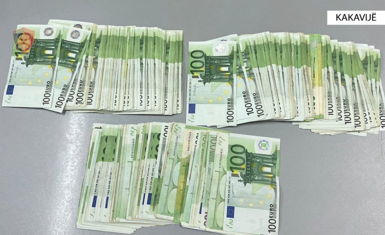 Pas lingotave të floririt sekuestrohet çanta me 25 000 Euro në Kakavijë
