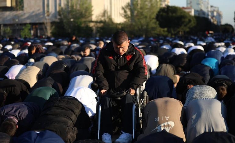 FOTO LAJM/ Prekëse! As pamundësia fizike nuk e ndalon të falë namazin e Fitër Bajramit, besimtari kryen ritin në karrocën me rrota