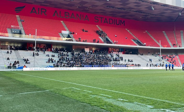 FOTO/ Stadiumi “zhvishet” për derbin, hiqen stolat në tribuna për të shmangur gjuajtjet me to