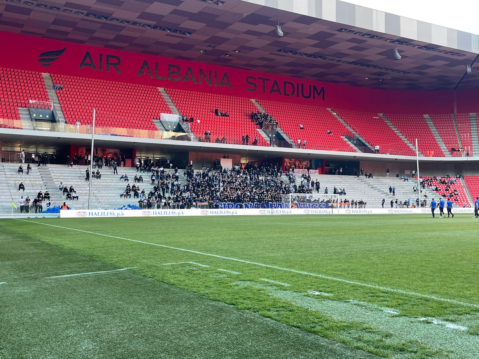 FOTO/ Stadiumi “zhvishet” për derbin, hiqen stolat në tribuna për të shmangur gjuajtjet me to