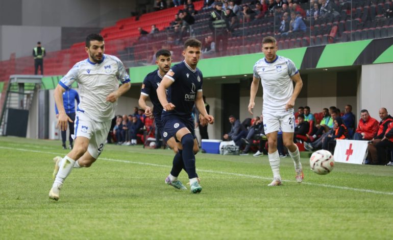 Tifozët e bluve kontestojnë vendimet e Hamitit, ja pikantet e Dinamo-Teuta