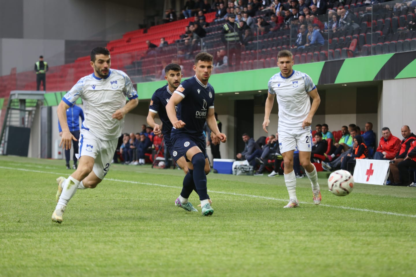 Tifozët e bluve kontestojnë vendimet e Hamitit, ja pikantet e Dinamo-Teuta