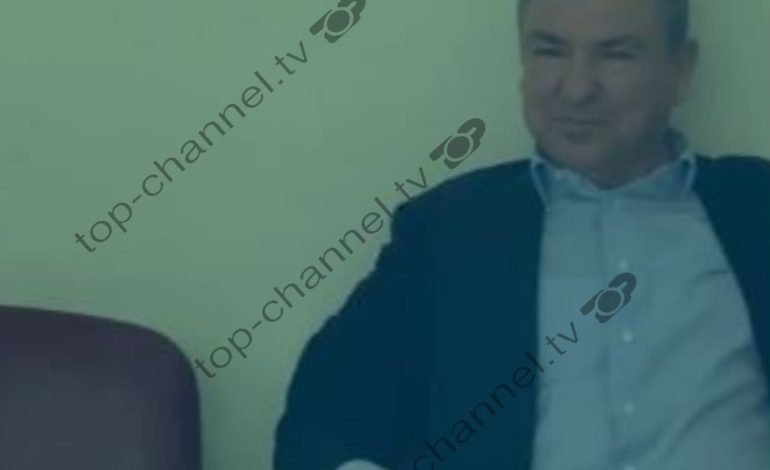 I buzëqeshur pas kafazit të xhamit, Vangjush Dako mbërrin në GJKKO për seancën paraprake