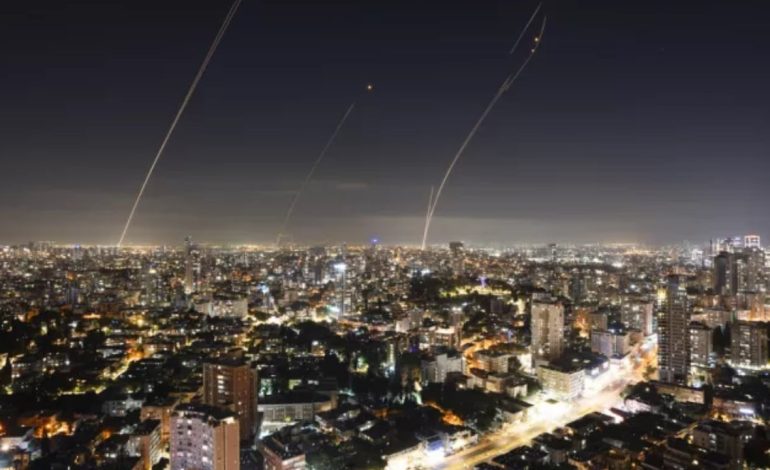 Irani nis sulmin ushtarak ndaj Izraelit, lëshon dhjetëra dronë, Netanyahu: Do të përgjigjemi në të njëjtën mënyrë