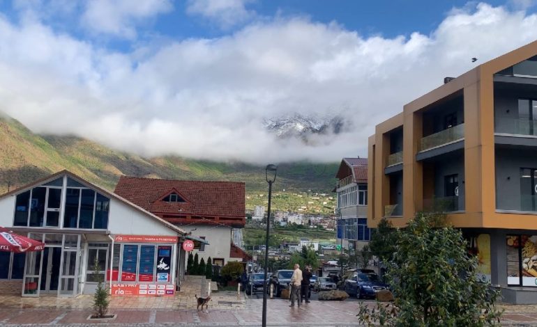 Bulqizë/ Reshje dëbore në lartësinë 700 metra mbi nivelin e detit! Mund të dëmtojë fruti-kulturën