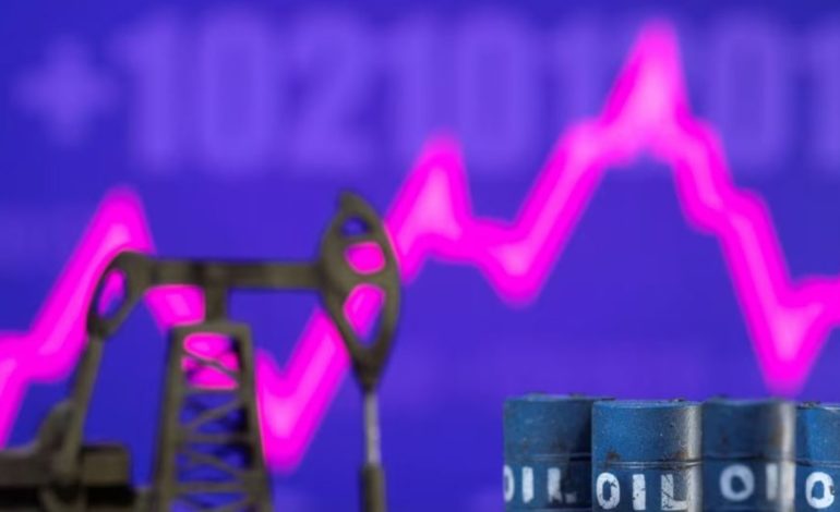 Bie çmimi i naftës ndërsa zbutet tregu i punës në Shtetet e Bashkuara