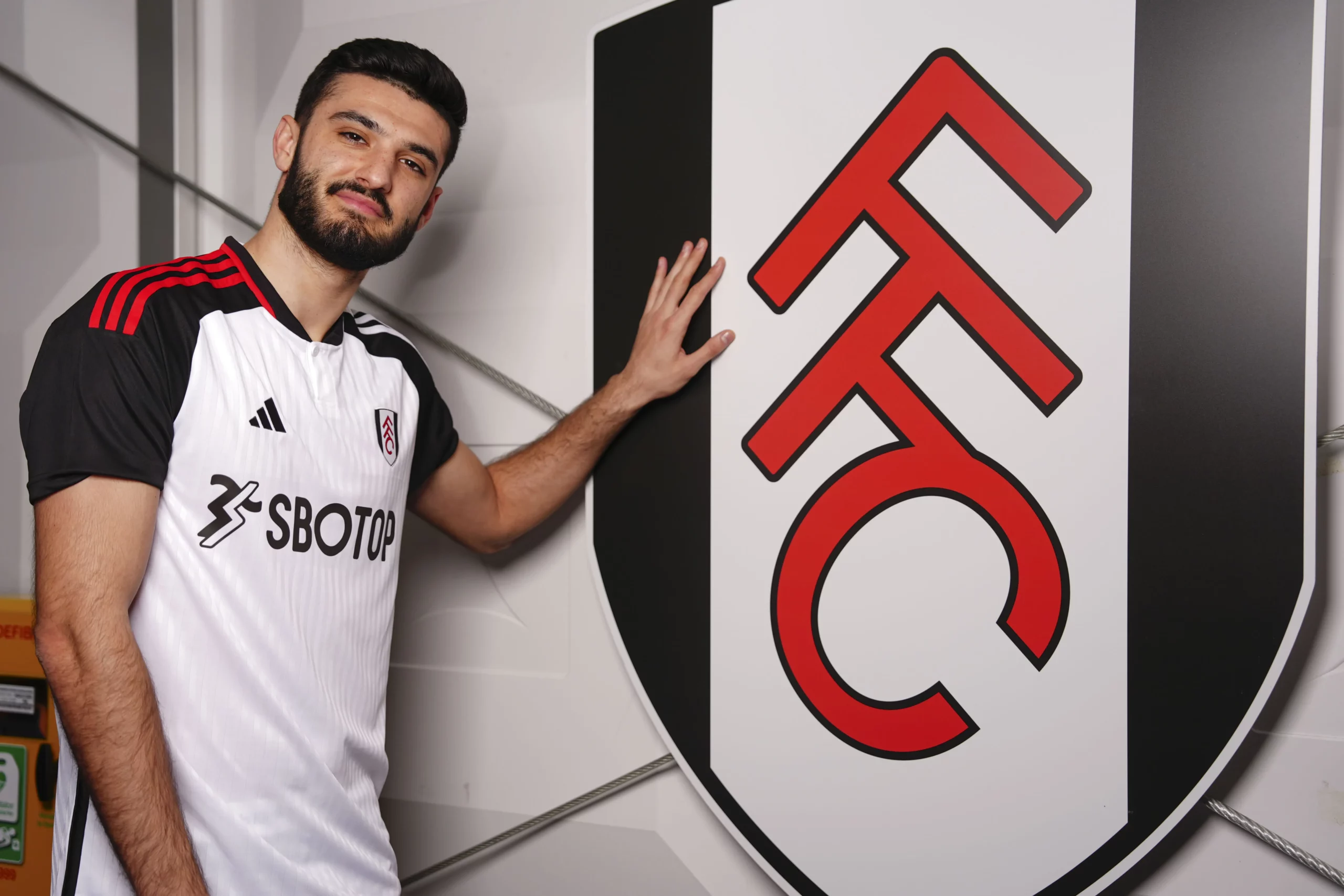 Nuk ka paqe për Armando Brojën, trajneri i Fulham vendos për sulmuesin shqiptar