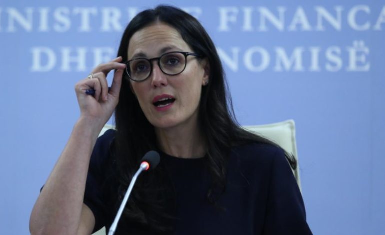 Zbulohet kallëzimi i drejtorit të Trajtimit të Kredive: Burri i ministres më goditi me thikë. Reagon Policia: Dosja në Prokurori për ‘goditje për shkak të detyrës’