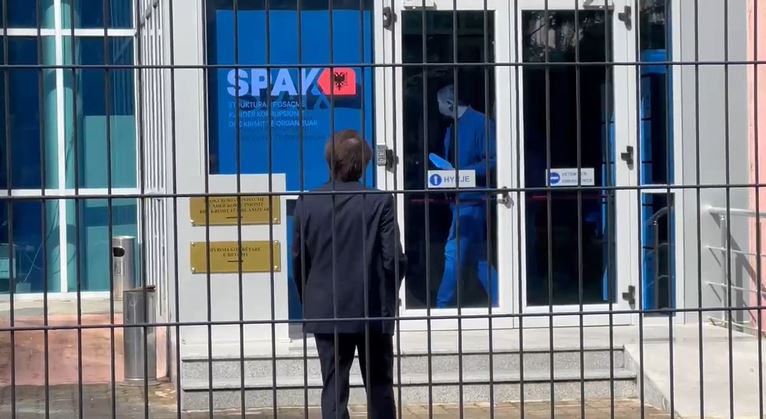 Pas afro 4 orësh në pyetje, ish-këshilltari i Ilir Metës del nga ambientet e SPAK, refuzon t’u përgjigjet gazetarëve