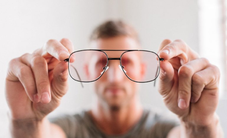 A Është e Dëmshme të Mbani Syzet e Vjetruara Optike?