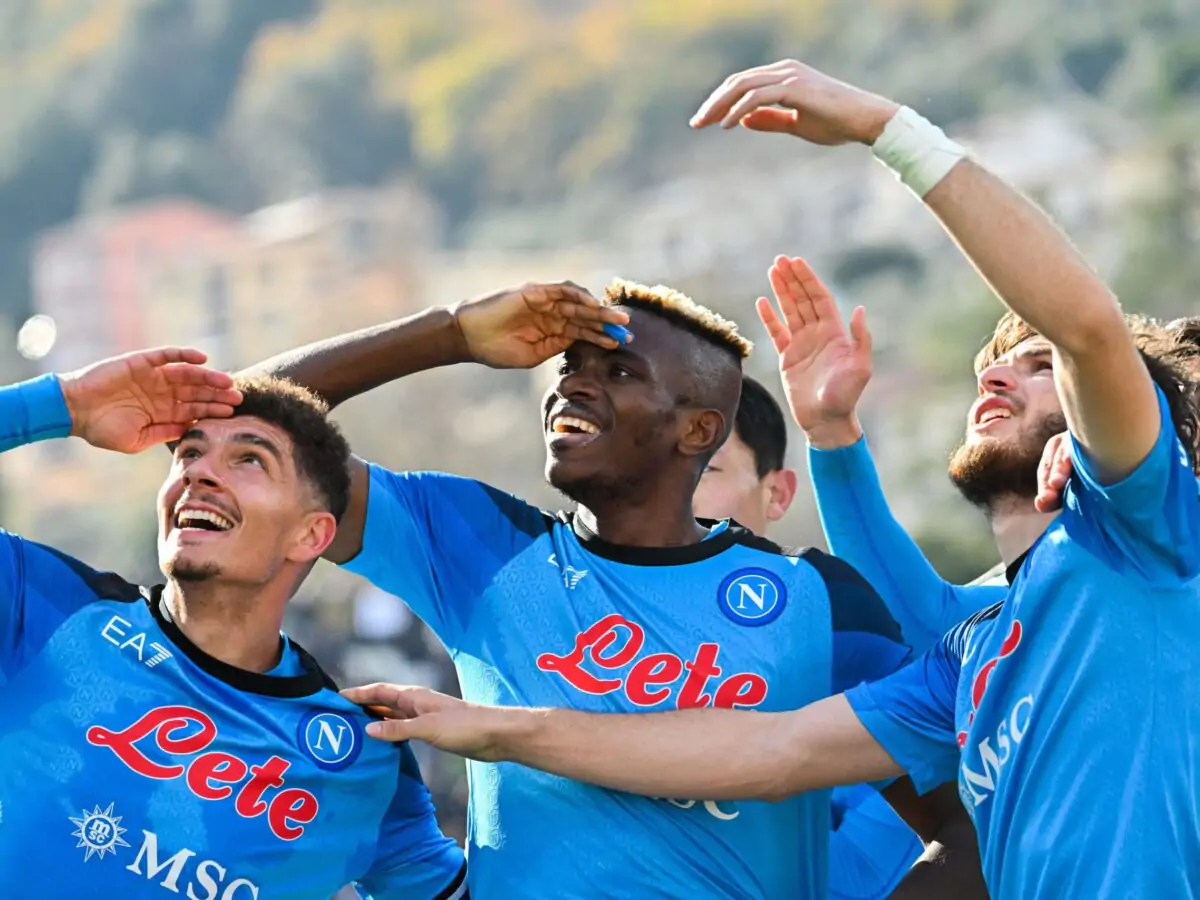 United dhe Aston Villa pas dere, titullar mund të largohet nga Napoli