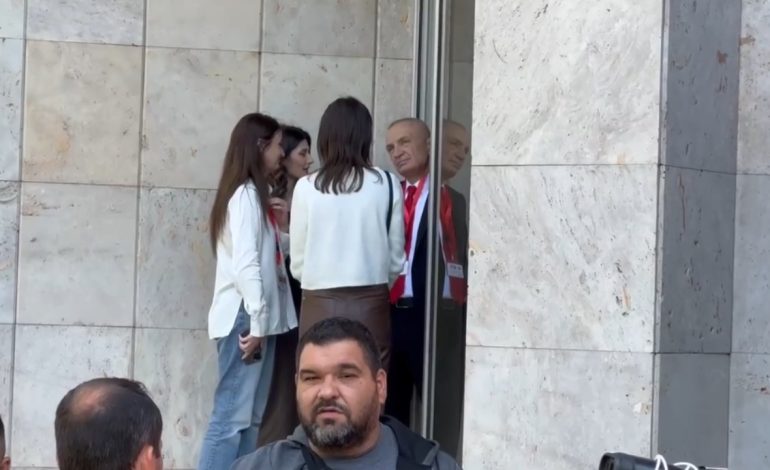 Ilir Meta largohet nga salla kur flet Monika Kryemadhi, momenti kur bisedon me disa simpatizante jashtë
