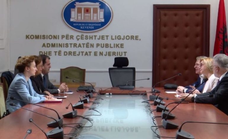 Grupi i Dialogut miraton planin e punës për Reformën Zgjedhore, zbulohet afati i dorëzimit të projektligjit në Kuvend