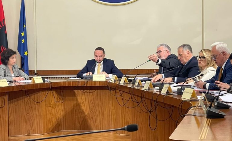 “Të bësh inventarin e çdo gërme ose je i dashuruar me zërin tënd ose ke obsesion…”, sërish përplasje Gogu-Salianji: Mos u bëni kaq sipërfaqësor, doni të hidheni degë me degë