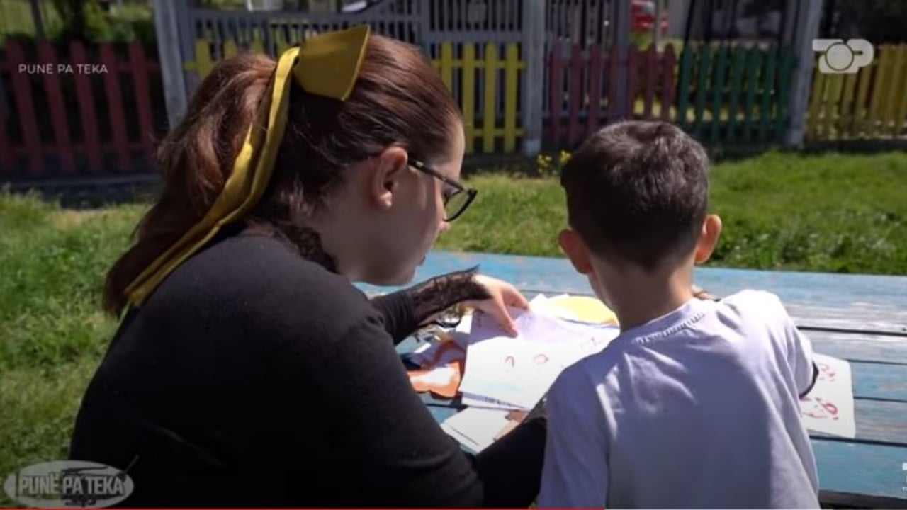 “Motrat jetojnë me mamin”, rrëfimi prekës i djalit të braktisur nga familja, tregon çfarë vizatoi në fletën e bardhë