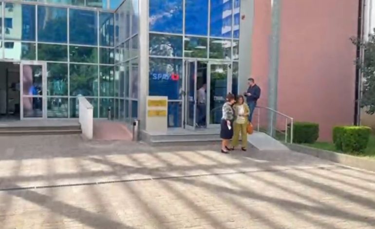 Nëna e Monika Kryemadhit paraqitet në SPAK: Paratë i kam të gjitha në bankë 
 11/04/2024 15:05