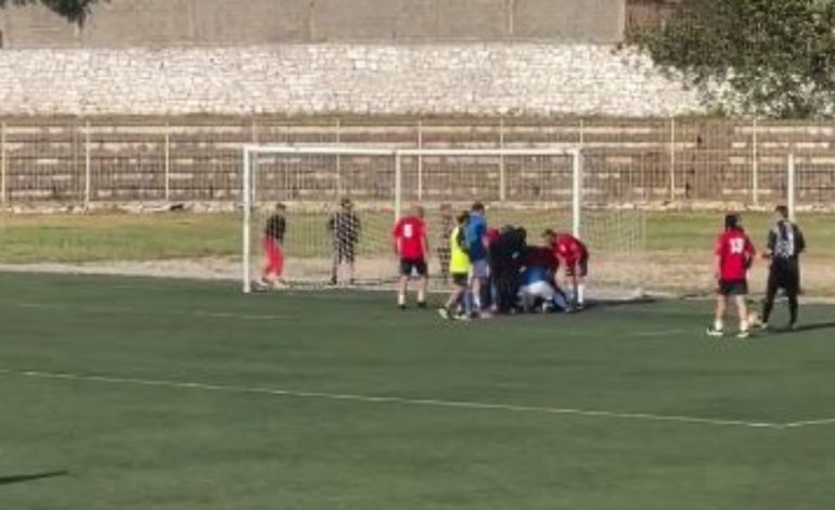 Ndërroi jetë gjatë ndeshjes miqësore/ Momenti kur ish-futbollisti rrëzohet në tokë, lojtarët vrapojnë për t’i dhënë ndihmën e parë