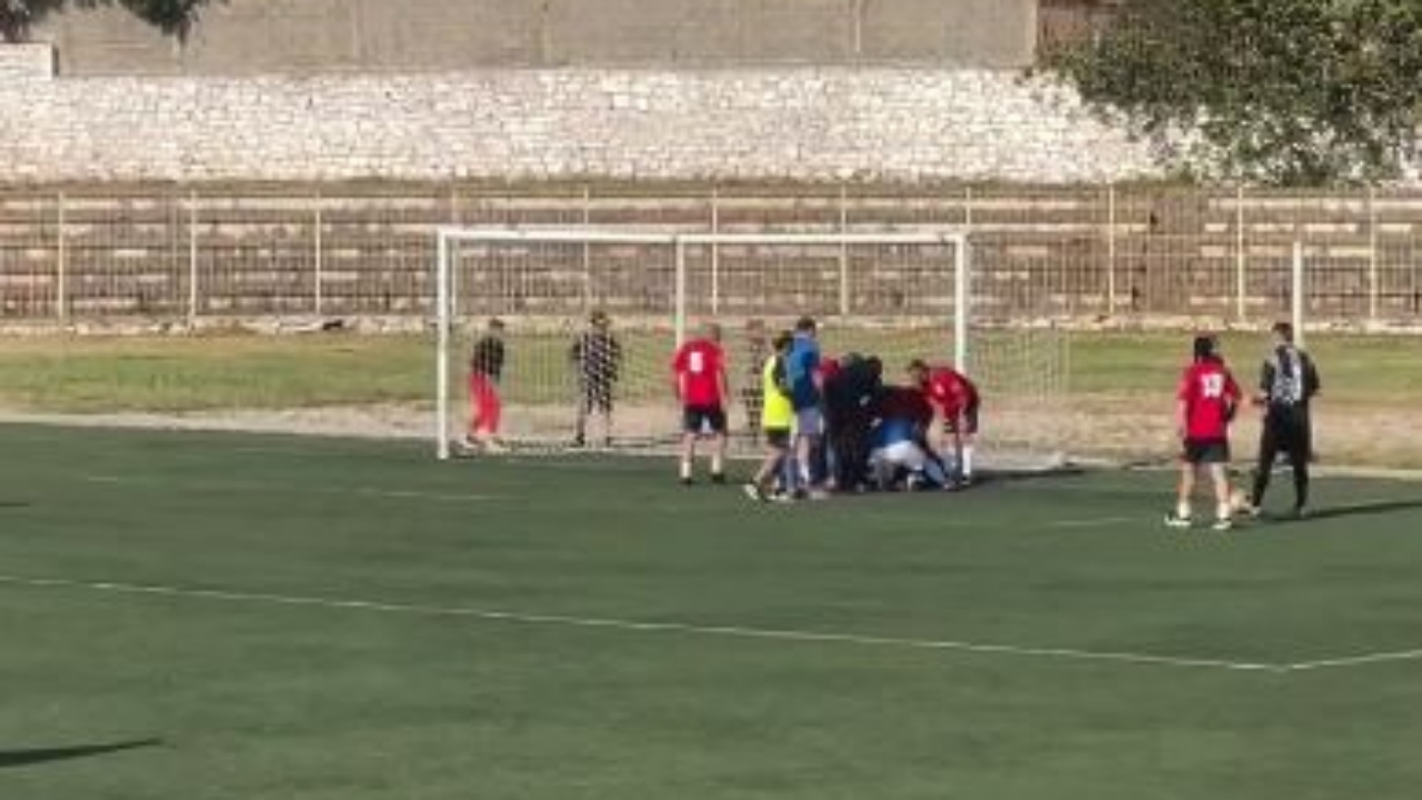Ndërroi jetë gjatë ndeshjes miqësore/ Momenti kur ish-futbollisti rrëzohet në tokë, lojtarët vrapojnë për t’i dhënë ndihmën e parë