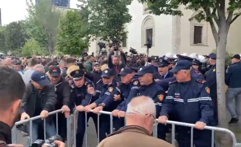 Protestuesit çajnë kordonin e policisë/ Tentojnë të hyjnë në Bashkinë e Tiranës, këshilltarët e opozitës: Na vënë zinxhirin në orar pune