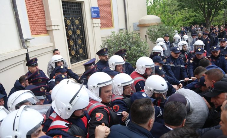 Protesta e opozitës para Bashkisë së Tiranës, Ambasada Italiane: Dhuna nuk është në asnjë mënyrë e justifikueshme