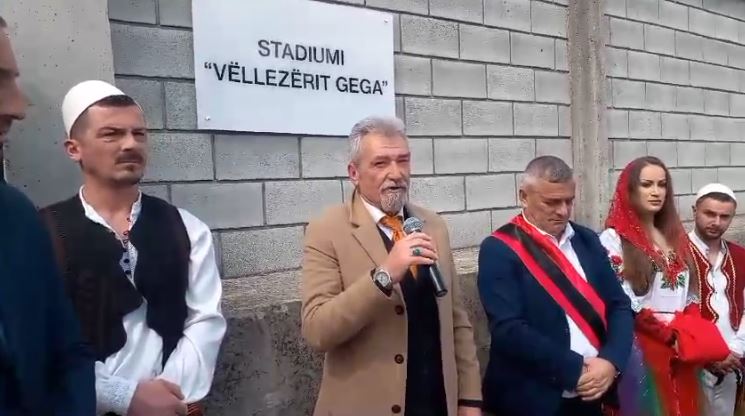 VIDEO/ Stadiumi i qytetit do mbajë emrin e tyre, Tropoja nderon Halit dhe Skënder Gegën
