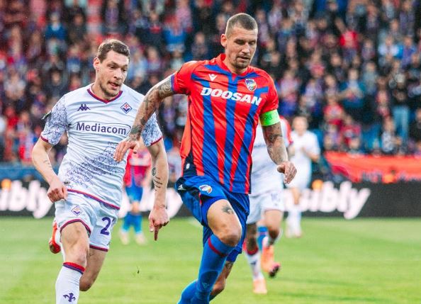 Conference League/ Fiorentina barazon ndaj Victoria Plzen, fitore e Olympiacos ndaj Fenerbahces