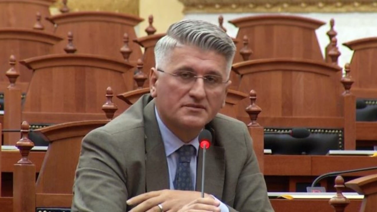 “Bisedat për komisar Majkon dhe borizanin Braçen”, satira e Gjekmarkajt për seancën në Kuvend: Vokshi na është afruar fizikisht, por prapë zymtë na rri