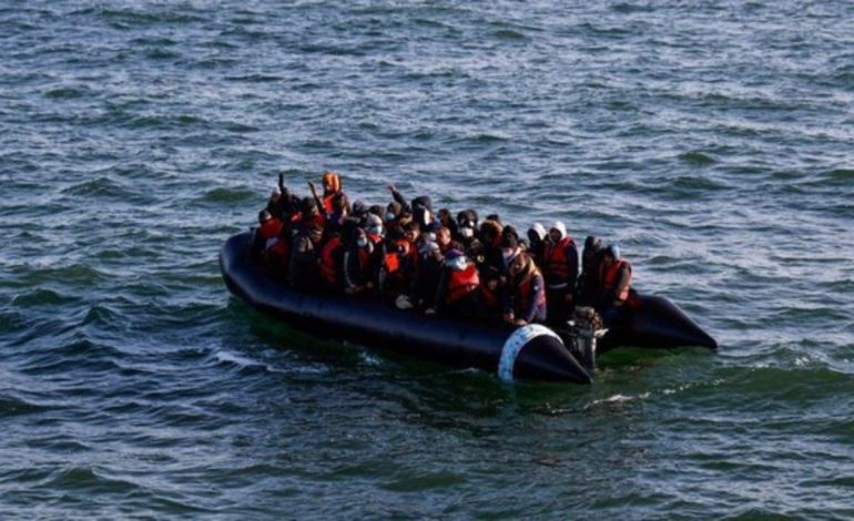 8 mijë paund për kalimin me gomone në La Mansh/ Dënohet shqiptari në Angli, zbardhen bisedat me ‘klientët’