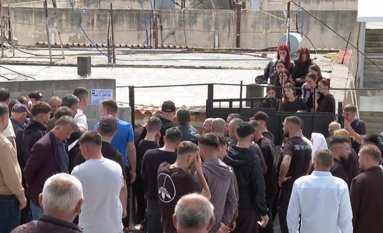 Lot dhe dhimbje në “Rrugën e Luleve” në Shkozë/ 18-vjeçari përcillet në banesën e fundit, ishte djali i vetëm i familjes