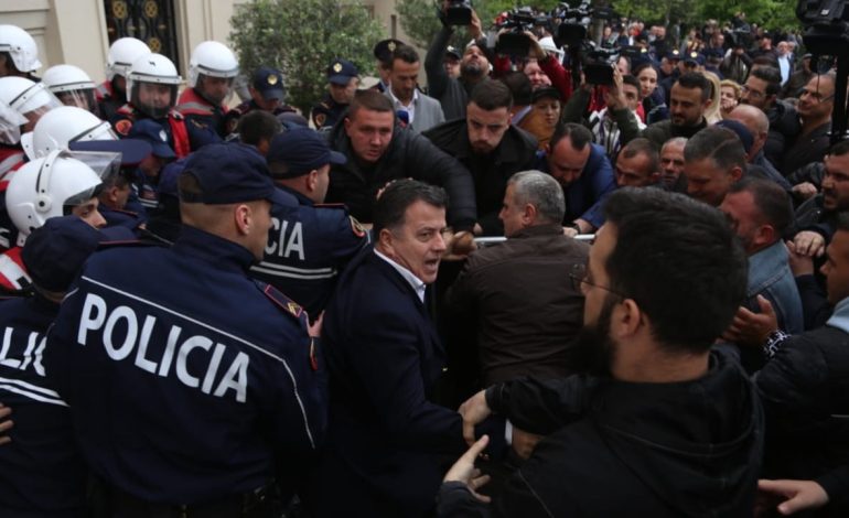 Pas BE, reagon edhe Ambasada Amerikane: Dënojmë aktet e dhunës në protestën para Bashkisë së Tiranës