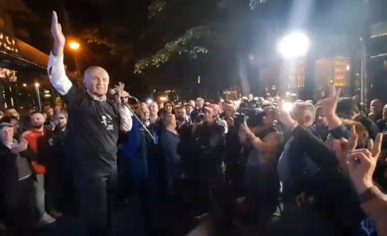 Shpërthimet e Metës ndaj SPAK dhe bashkimi me militantët poshtë ballkonit të Berishës, analisti: Po i bën të gjitha këto për të mos u arrestuar