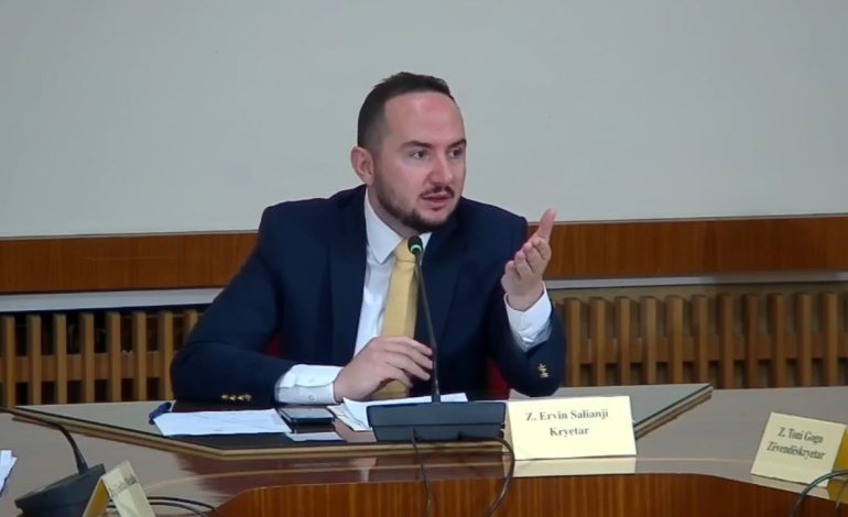 “S’rrini dot pa marrë një kartolinë nga kryeministri, do t’ju vijë”, përplasja Gogu-Salianji në komision: Tre përfaqësues të PS, tre mendime të ndryshme