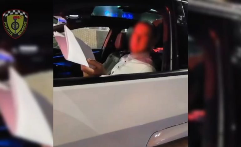 “Nuk lejohet t’i japësh lekë policit”, pranga 2 shoferëve që tentuan të korruptojnë efektivët për mos të marrë gjobë, një prej tyre kishte thyer arrestin shtëpiak