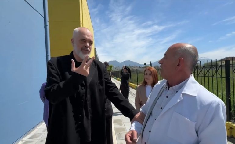 “Si shpjegohet që këtu vajzat janë më të gjata se çunat?!”, Rama batuta gjatë inspektimit të shkollës në Kamzë: Kur vinte kryeministri më përpara ia fusnin 2 gishtat në sy