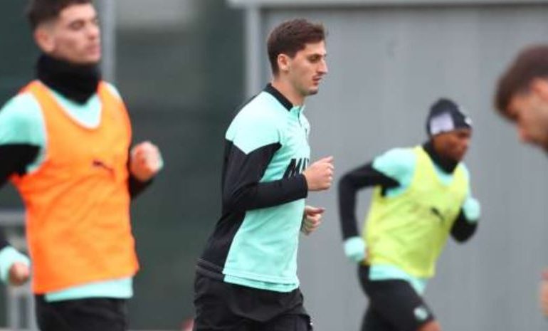 Kumbulla me “valixhe në duar”, huazimi te Sasuolo po e largon nga Roma