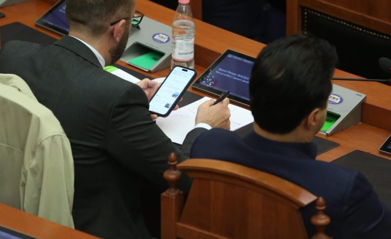 FOTOT/ Basha indiferent ndaj telefonit të Bardhit, çfarë nuk u pa nga debati në Kuvend