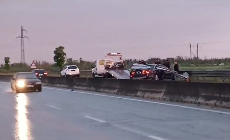 Aksident i rëndë në Lushnjë/ ‘Audi’ humb kontrollin gjatë parakalimit, plagosen dy persona