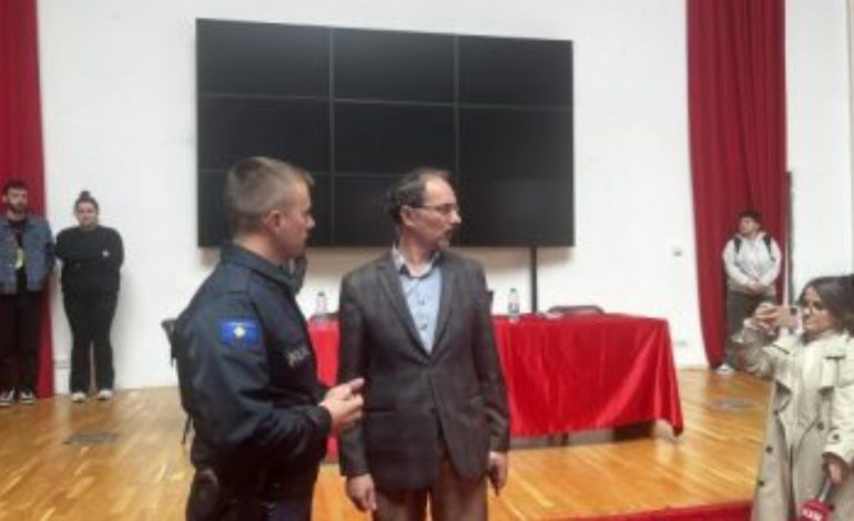 “Kanë ndërruar shkollën prej teje! Kush je ti?! Kërko falje na ke shkaktuar trauma”, momenti kur nxënësit përballen me profesorin, u pezullua nga detyra për ngacmim seksual