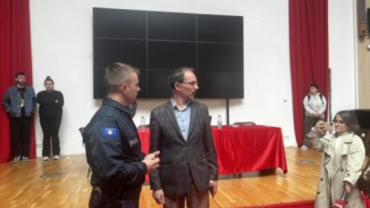 “Kanë ndërruar shkollën prej teje! Kush je ti?! Kërko falje na ke shkaktuar trauma”, momenti kur nxënësit përballen me profesorin, u pezullua nga detyra për ngacmim seksual