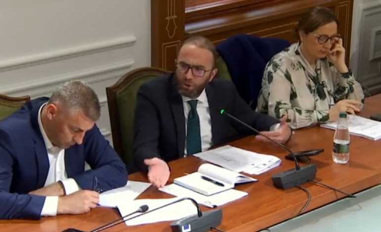 Provimi i Magjistraturës/ “Hera e parë që ky proces vishet me hije skandali”, Bardhi përplaset me Ndrecën: A ka mundësi, as etikë minimale nuk ka