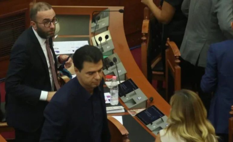 Kallëzimi i Bashës për Nikollën në SPAK, kreu i PD nuk donte afër në Parlament Bardhin dhe Gjekmarkajn, por vetëm Tabakun